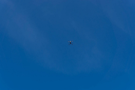 黑色无人机与相机飞行