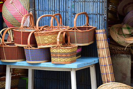 柳条菜篮子用天然草篮子制成的竹制工艺品。篮子柳条是泰国手工制作的。 用于背景和设计的机织竹质地。传统泰国机织草质地
