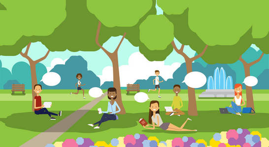 城市公园放松的人聊天气泡坐在绿色的草坪使用笔记本电脑野餐男子女子树木景观背景水平平