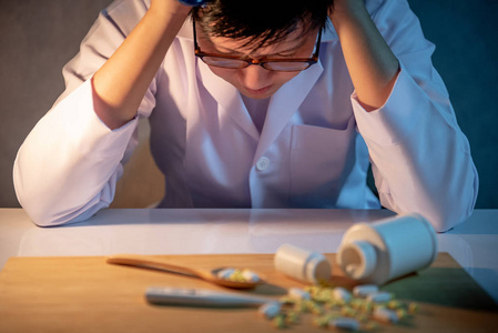 男性从业者在医疗中心辛勤工作期间感到压力和努力.照片