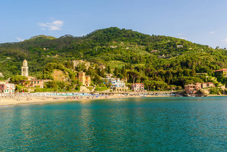 利古里亚的利万托镇，靠近意大利的CinqueTerre。风景秀丽的地中海沿岸。历史古城，有五颜六色的房子和沙滩在美丽的意大利海岸