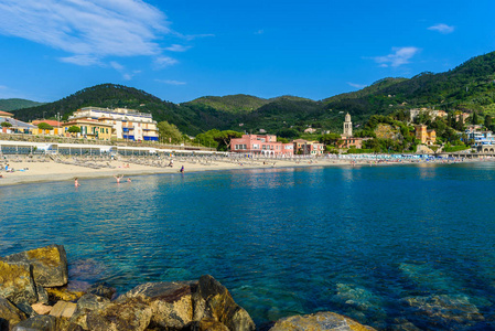 利古里亚的利万托镇，靠近意大利的CinqueTerre。风景秀丽的地中海沿岸。历史古城，有五颜六色的房子和沙滩在美丽的意大利海岸