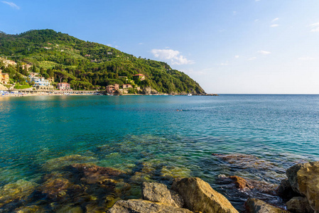 利古里亚的利万托镇，靠近意大利的CinqueTerre。风景秀丽的地中海沿岸。历史古城，有五颜六色的房子和沙滩在美丽的意大利海岸