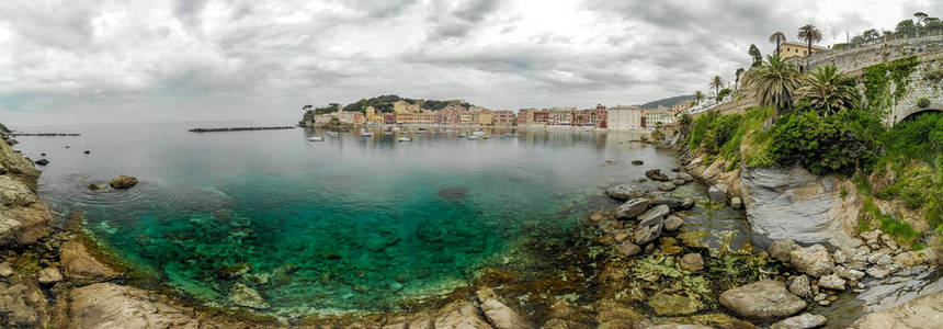 意大利利古里亚的SestriLevante镇的鸟瞰图。风景秀丽的地中海沿岸。历史古城，有五颜六色的房子和沙滩在美丽的意大利海岸。