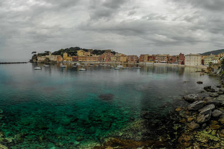 意大利利古里亚的SestriLevante镇的鸟瞰图。风景秀丽的地中海沿岸。历史古城，有五颜六色的房子和沙滩在美丽的意大利海岸。