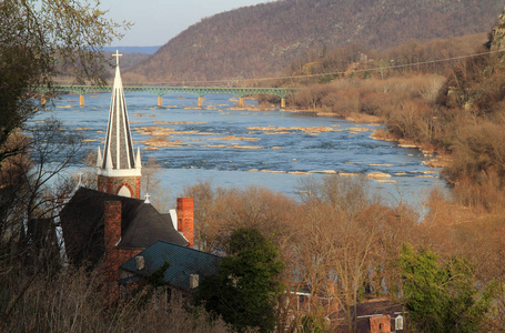 圣彼德罗马天主教会在这里可以俯瞰希南多阿河和波托马克河的交界处，也许是西弗吉尼亚州古雅的哈普斯费里小镇上最著名的地标