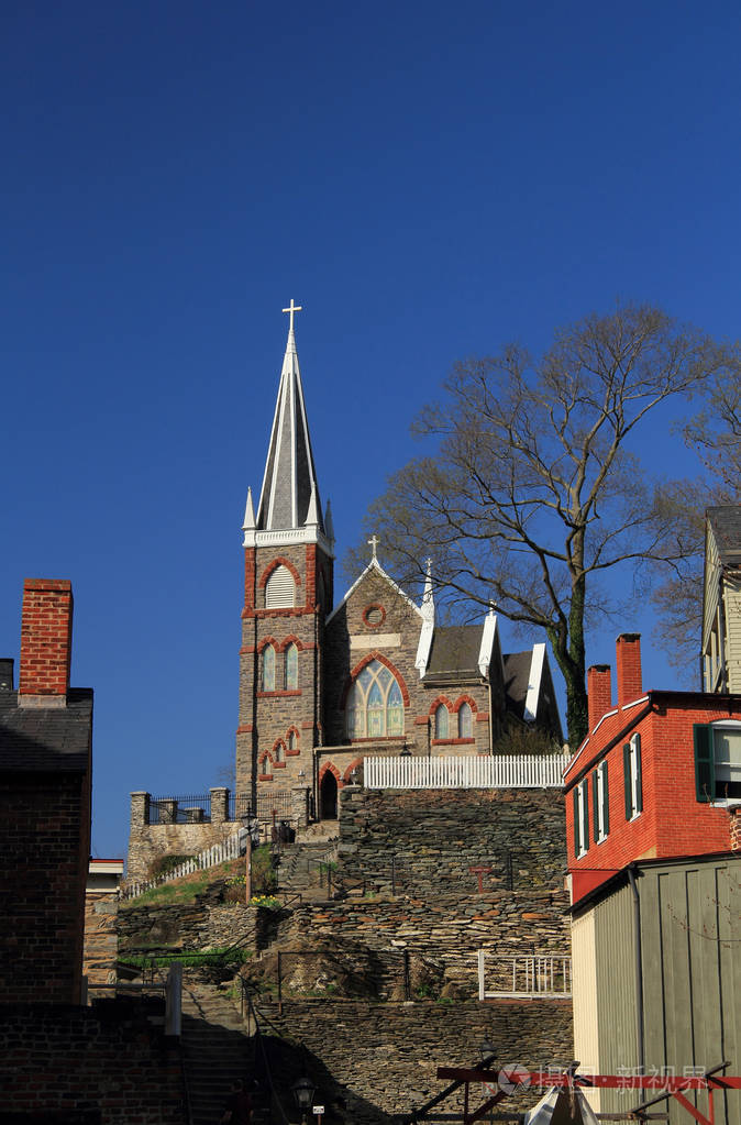 圣彼德罗马天主教教堂的尖塔高高耸立在西弗吉尼亚州哈普斯费里的历史