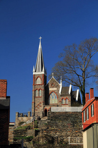 圣彼德罗马天主教教堂的尖塔高高耸立在西弗吉尼亚州哈普斯费里的历史小镇上，约翰布朗在1859年未能煽动一场大规模的奴隶叛乱