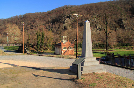 西弗吉尼亚州哈普斯费里国家历史公园，一个石方尖碑标志着约翰布朗斯堡的原始遗址，其背景可见