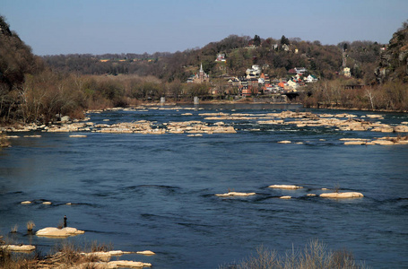 历史上著名的哈普斯渡口位于西弗吉尼亚州的希南多阿河和波托马克河交汇处，是美国阿巴拉契亚地区风景如画的城镇之一