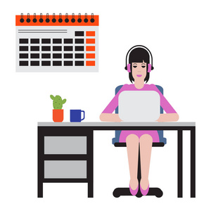 坐在桌子上用笔记本电脑工作的女人。 工作空间。