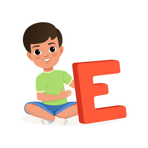 交叉字母可爱的男孩坐在交叉的腿和持有大字母 e 卡通人物的小孩子.