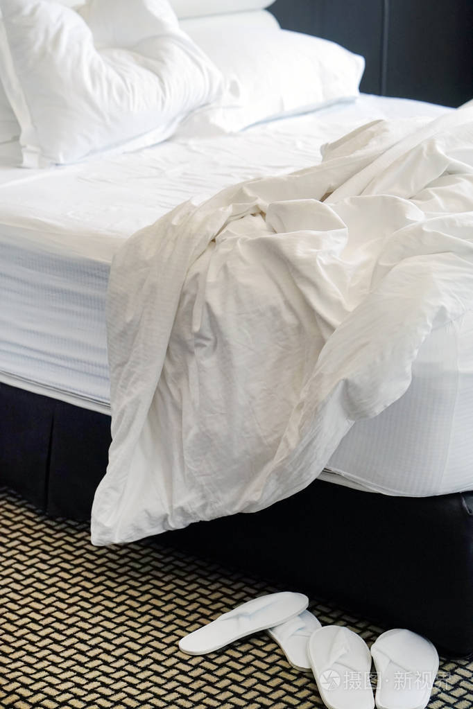 在新婚夫妇滑稽的夜间性爱后,关闭未完成或凌乱的床.