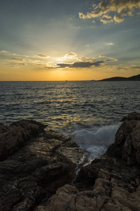 克罗地亚欧洲亚得里亚海日落的美丽景观和自然照片。 美丽多彩的户外形象。 黄昏时分，宁静的海洋岩石和天空的平静画面。