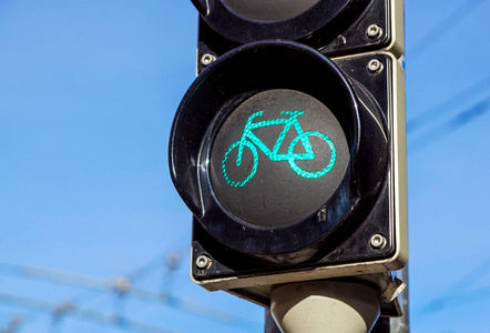 详细拍摄与切换到绿色的自行车交通灯