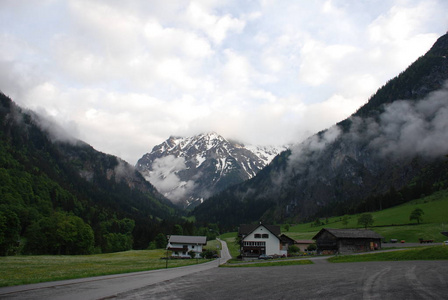 背景的建筑物和山景