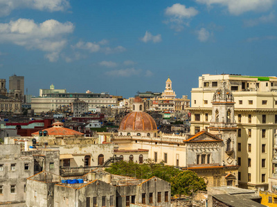 阳光明媚的哈瓦那街道上有鲜艳的色彩和古巴国旗