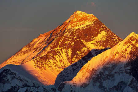 从伦乔山口欣赏珠穆朗玛峰日落。三关和珠穆朗玛峰大本营跋涉，Khumbu谷，Solukhumbu，Sagarmatha国家公园，尼
