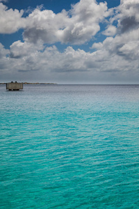 欢迎来到博内尔潜水员天堂。 到达博内尔从船上捕获博内尔，在这个美丽的加勒比岛屿，荷兰，它的天堂海滩和水。