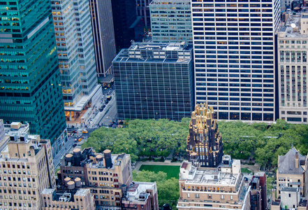 纽约市的摩天大楼集中在中城和曼哈顿下城，尽管曼哈顿的其他社区布鲁克林皇后区和布朗克斯区也有一些。 截至2016年5月，全市共有