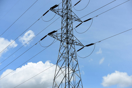 高压输电线路.带有天空背景图像的高压极功率传输系统.