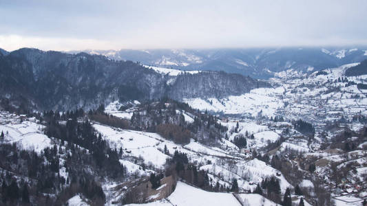山区的冬季景观