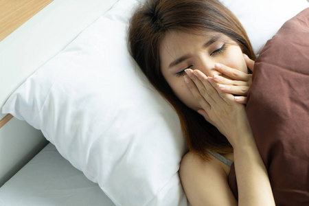 一大早醒来. 女孩停止打盹警报. 女性醒来时又困又累.