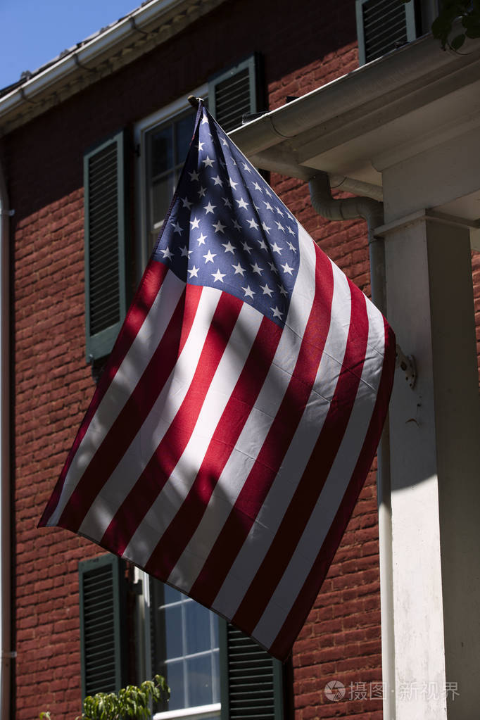 美国国旗飘扬在福奎尔县乌普维尔弗吉尼亚的砖楼前照片-正版商用图片1