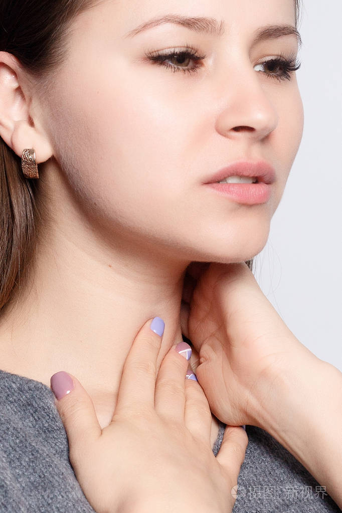 病人的特写,喉咙痛,感觉不好,遭受痛苦的吞咽. 美丽的女孩用手摸脖 