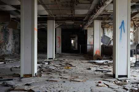 废弃医院大楼的办公空间图片