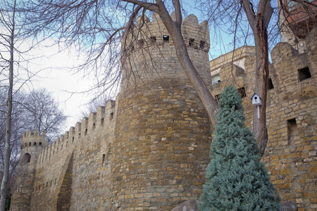 古老城市的堡垒大门在照明中。 在巴库的冰盖。 阿塞拜疆。 巴库老城旧要塞入口的大门。 阿塞拜疆巴库。 巴库老城的墙。 是联合国教