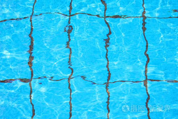游泳池里有纯蓝色的水水背景游泳池底部的病因波纹和流动与波浪背景