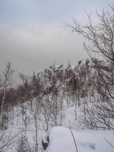 美丽的多云日出在山上有雪岭。 云雾环绕着白雪覆盖的山。 塔加奈。 南乌拉尔。 俄罗斯。