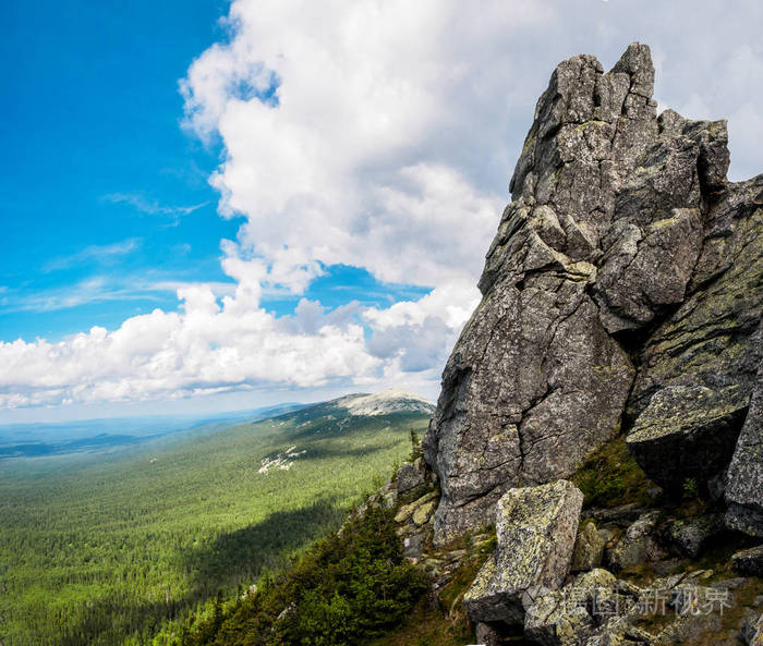 从山顶俯瞰森林山谷和蓝天的山脉戏剧性的风景如画的场景美丽的世界