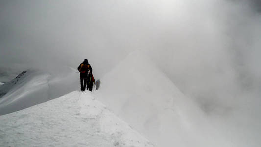 登山运动。 登山者到达山顶