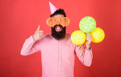 人在党帽子显示拇指向上手势照片