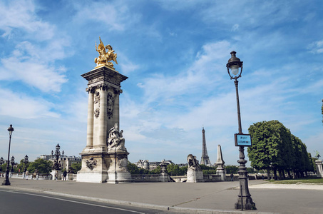 巴黎亚历山大三世桥的战斗雕塑图片