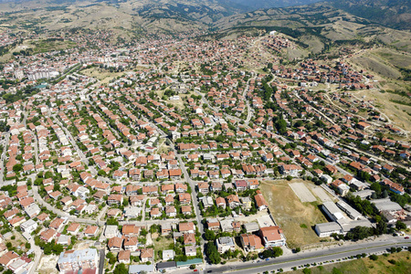 马其顿城镇美丽私人住宅的鸟瞰图