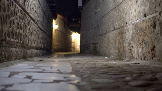 神秘的窄巷子，晚上有石制的灯笼