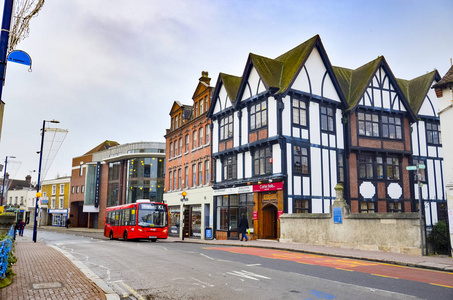 金斯敦市一条老式的伦敦街和红色公共交通巴士照片