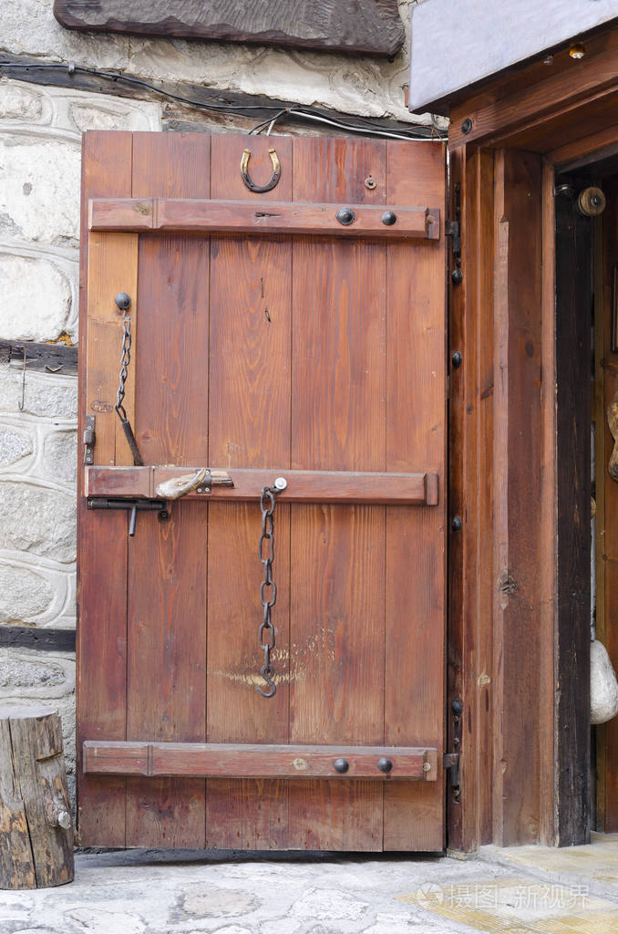 开门入口棕色木质旧门