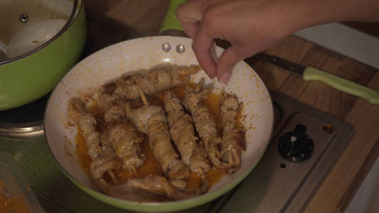 肉串烹饪。把煎锅里的食物关紧。准备美味的烤肉串。用煤制的沙士利克烤架，电影