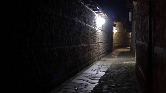 欧洲夜间一条狭窄的黑暗恐怖街照片