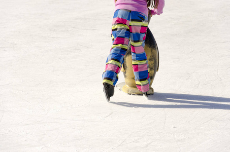 溜冰场上溜冰女孩的腿