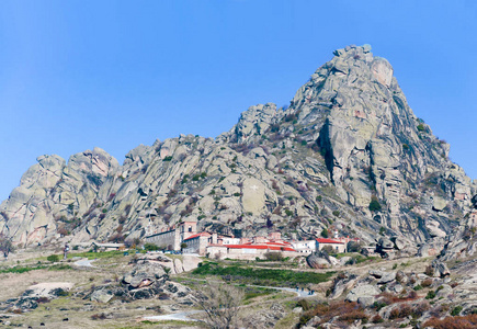 著名的东正教马其顿修道院建筑群，位于山岩峰之间