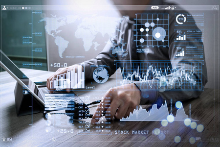 投资者分析股票市场报告和金融仪表板与商业智能B I与关键绩效指标KPI。曼使用VoIP耳机与数字平板电脑对接智能键盘。