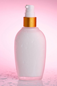 粉红色的化妆品奶油瓶