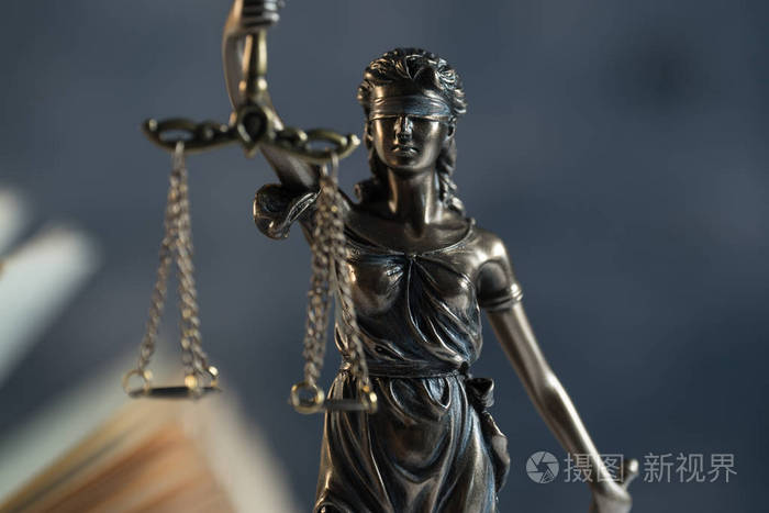 法官的锤子是正义的天平. 法庭主题.