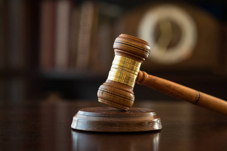 天平锤子法律和司法概念. 法官的锤子是正义的天平. 法庭主题.照片