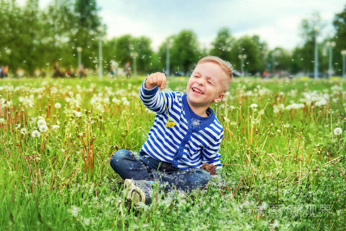下载小样发票合同问题/举报小女孩坐在绿色的草原上,玩花孩子在草在